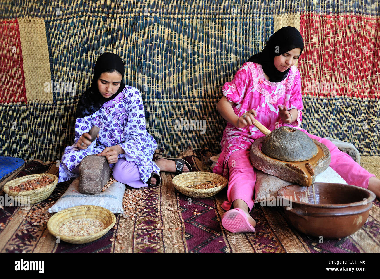 Due donne berbere la produzione di olio di argan, Marocco, Africa Foto Stock