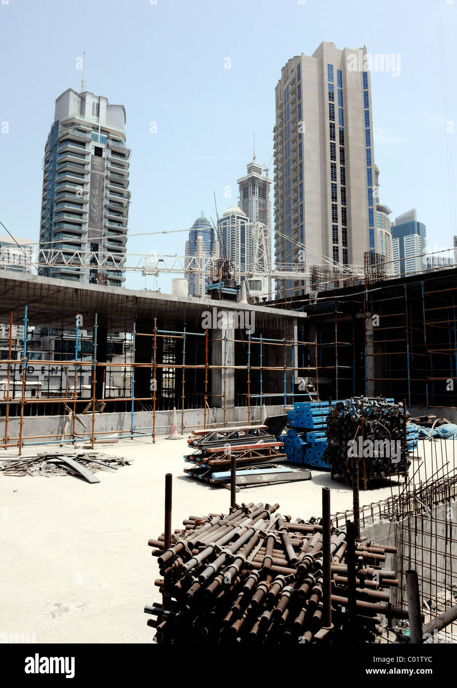 Sito in costruzione con i ponteggi poli, Dubai, Emirati Arabi Uniti, Medio Oriente Foto Stock