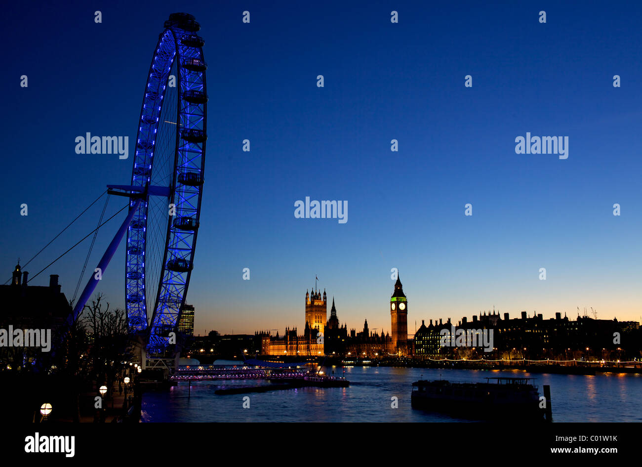 Il London Eye e le case del parlamento al crepuscolo Foto Stock