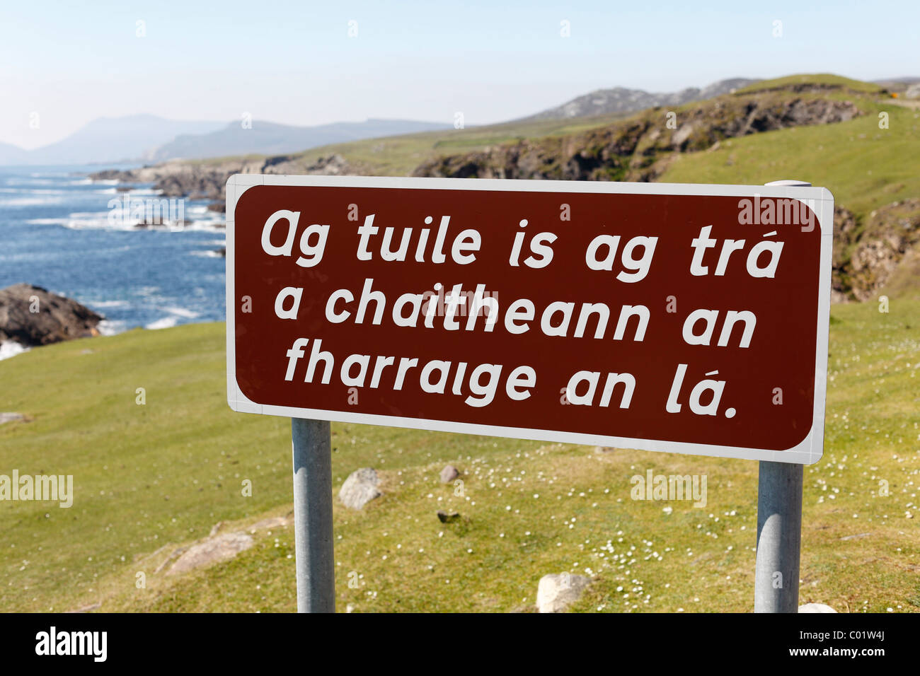Segno con lettering Irlandese, Gaelico irlandese di scritte, Achill Island, nella contea di Mayo, Connacht provincia, Repubblica di Irlanda, Europa Foto Stock