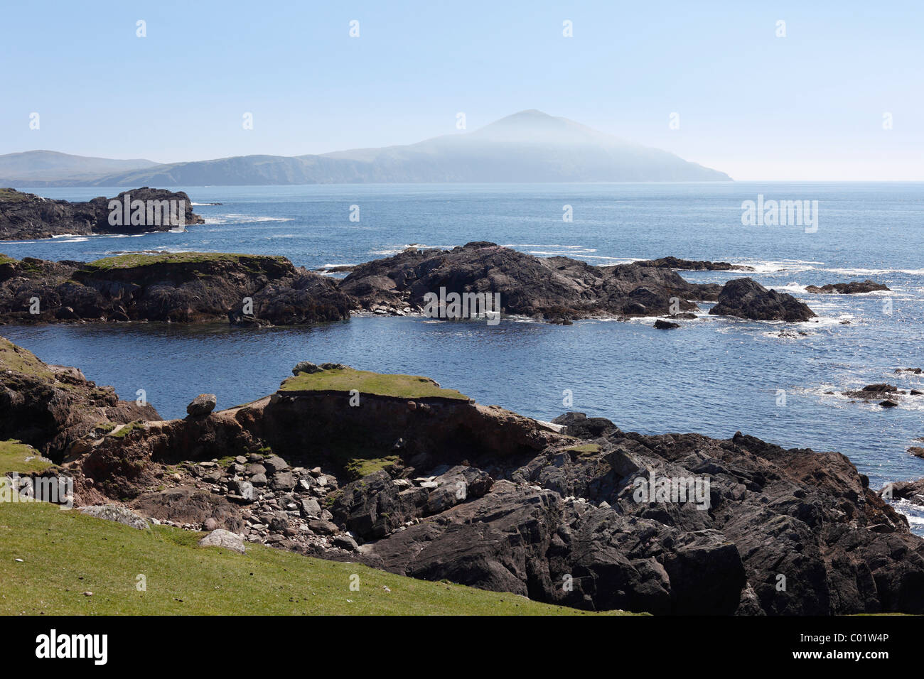 Costa rocciosa nella parte sud di Achill Island, nella contea di Mayo, Connacht provincia, Repubblica di Irlanda, Europa Foto Stock