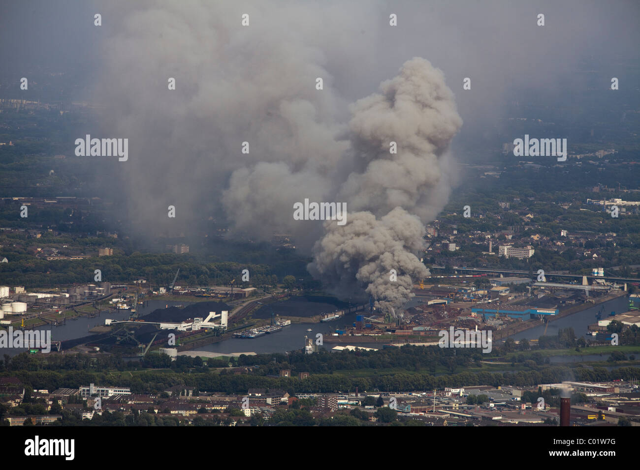Vista aerea, fumo, fuoco su un isola di scarto nella Duisport porto interno, Duisburg, Ruhrgebiet regione Renania settentrionale-Vestfalia Foto Stock
