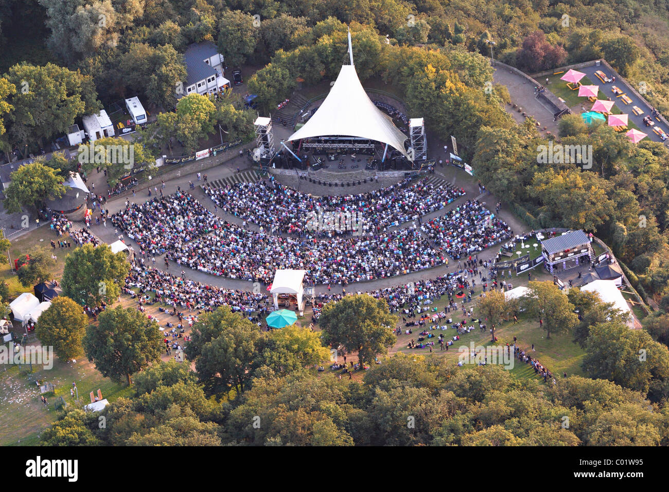 Vista aerea, Freilichtbuehne Loreley open-air stadio sulla Loreley-Plateau a Loreley Rock, alta sopra il fiume Reno durante una Foto Stock