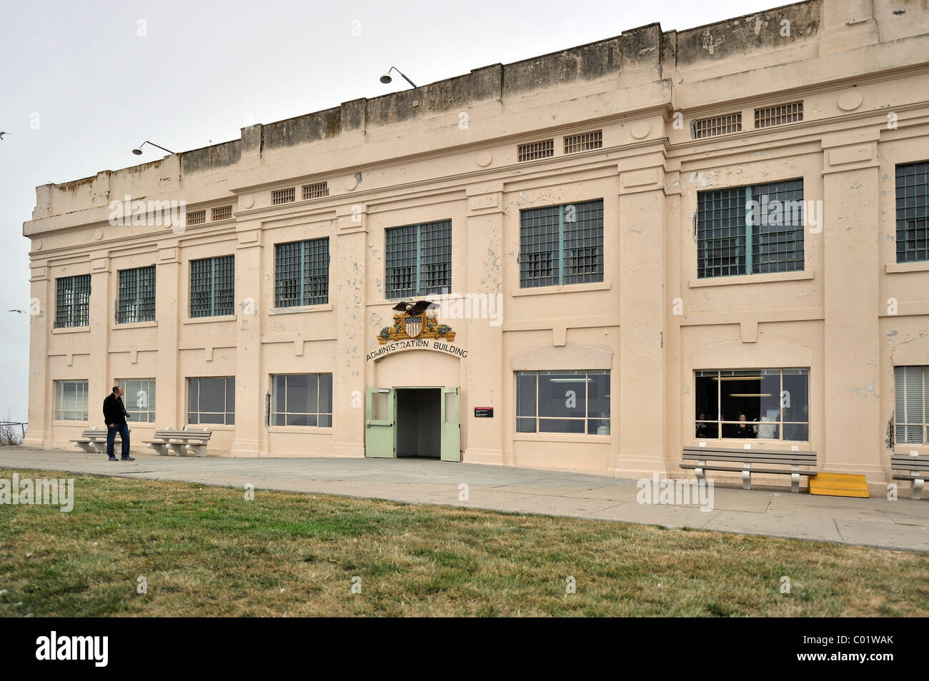 Esterno, amministrazione penitenziaria edificio, Isola di Alcatraz, CALIFORNIA, STATI UNITI D'AMERICA Foto Stock