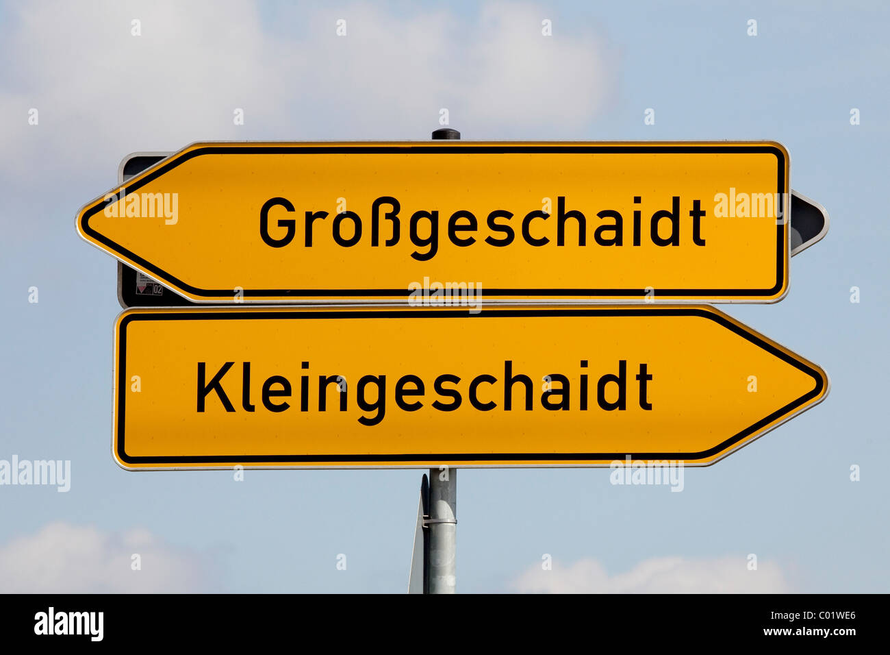 Cartello stradale per le comunità di Grossgeschaidt e Kleingeschaidt, Markt Heroldsberg nel quartiere Erlangen-Hoechstadt Foto Stock