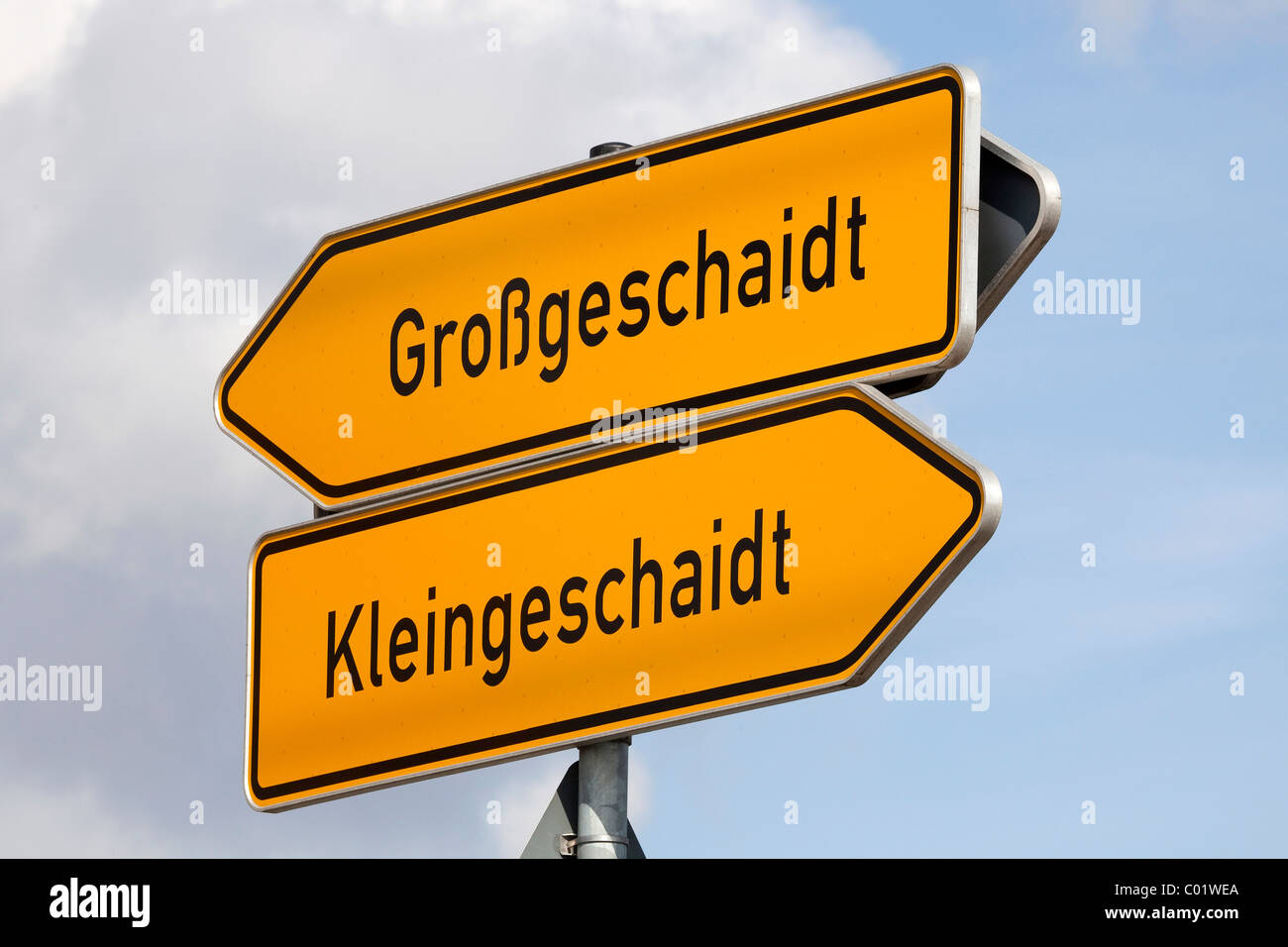 Cartello stradale per le comunità di Grossgeschaidt e Kleingeschaidt, Markt Heroldsberg nel quartiere Erlangen-Hoechstadt Foto Stock
