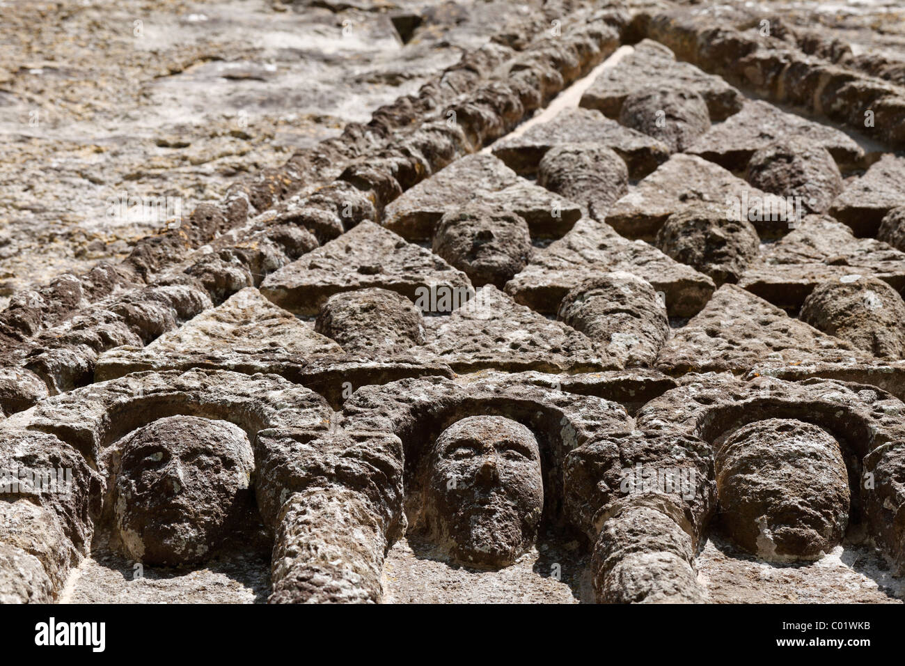 Frontone triangolare al di sopra del portale, San Brendan's Cathedral, Clonfert cattedrale, nella contea di Galway, Connacht, Repubblica di Irlanda Foto Stock