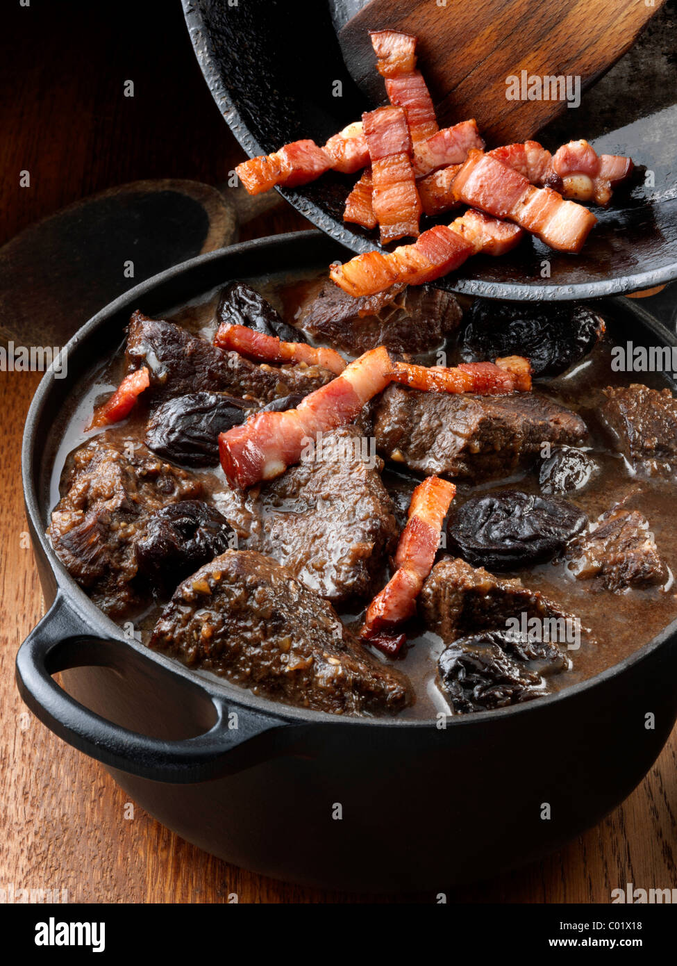 Carni bovine casseruola con prugne e Guinness Marco Pierre White ricetta Foto Stock