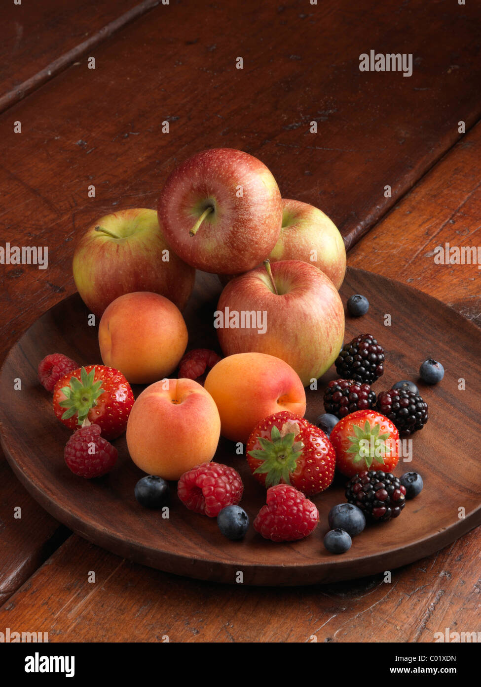 Un mucchio di frutta fresca Mele fragole mirtilli more lamponi e albicocche Foto Stock