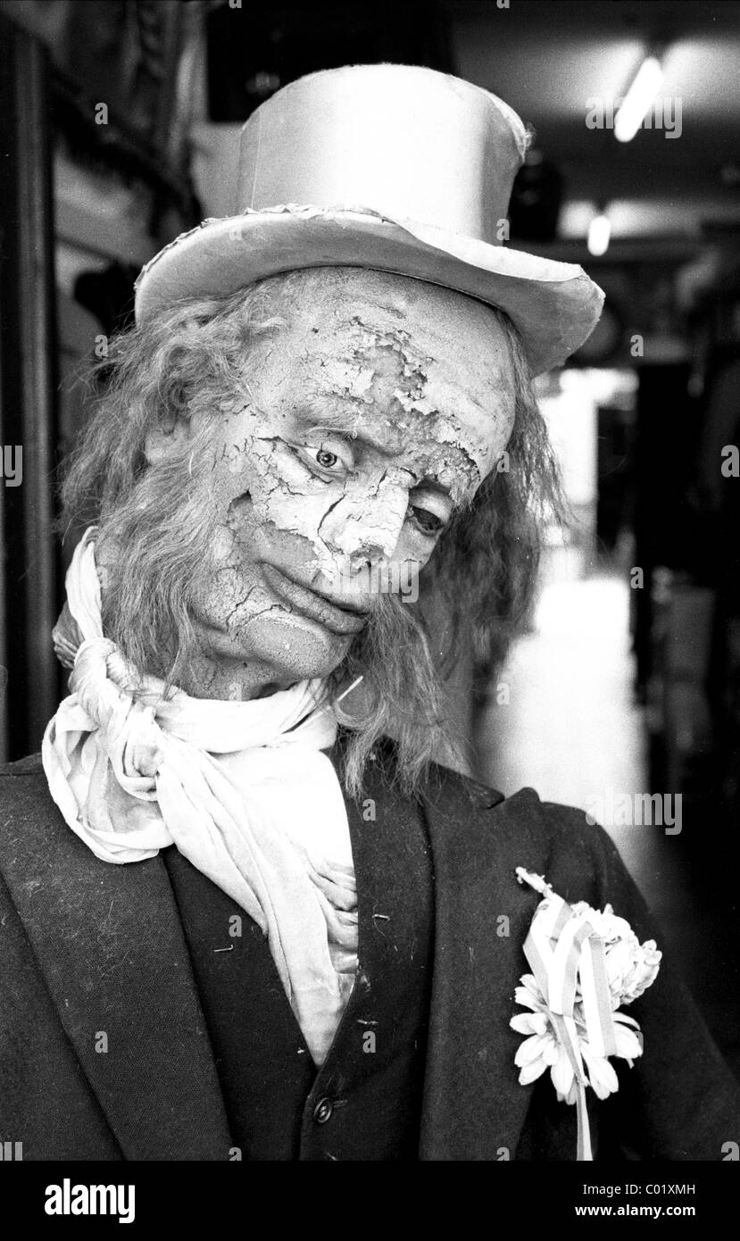 Weathered statua con top hat su un mercato delle pulci Foto Stock