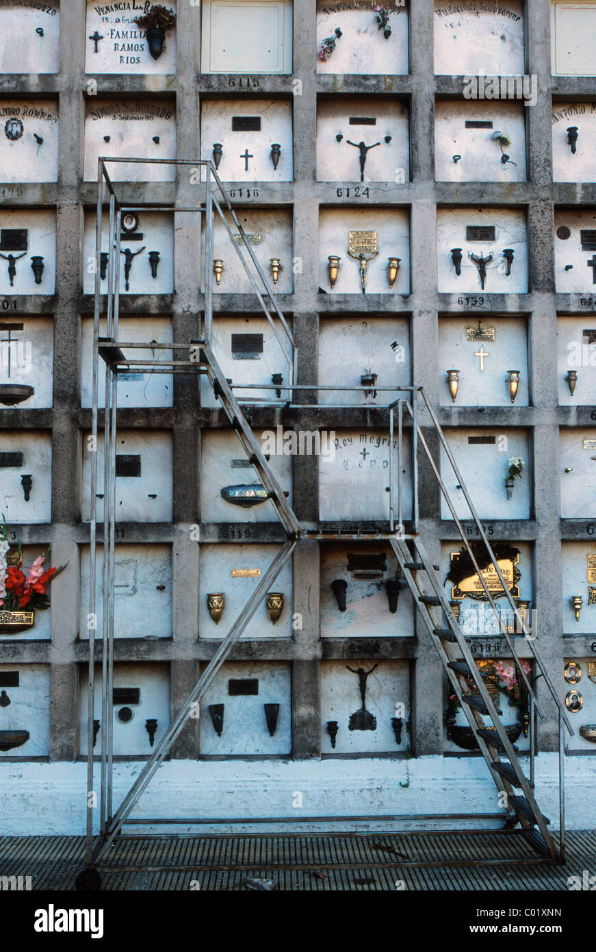 Parete con tombe nel cimitero di Buenos Aires, Argentina, Sud America Foto Stock