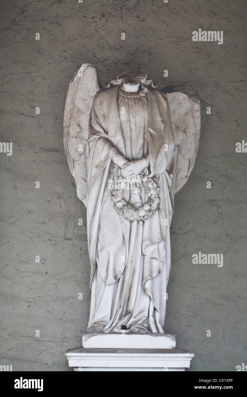 Angelo Headless, statua in un cimitero Foto stock Alamy