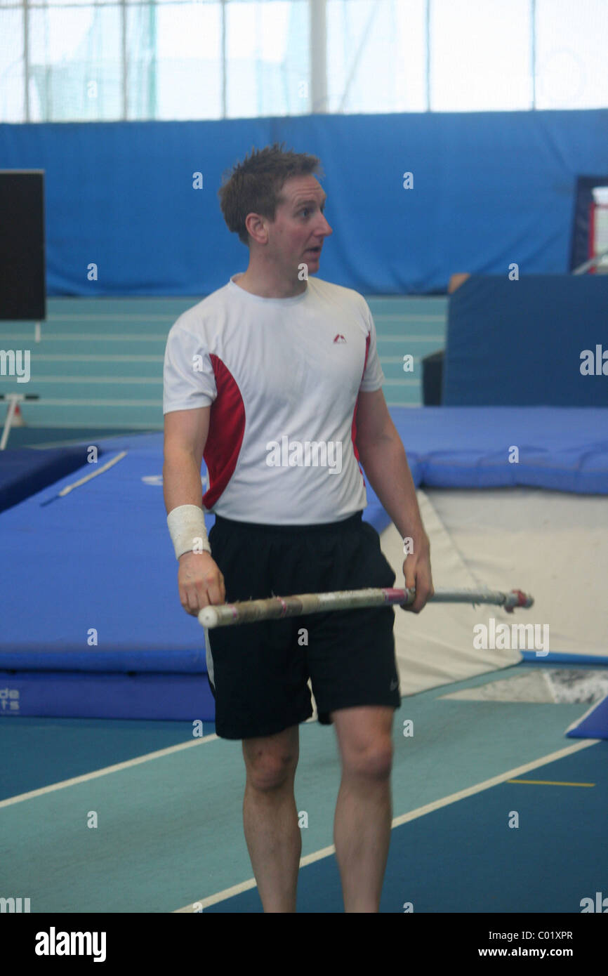 Pole Vaulter, Lee Valley pista atletica, Londra giochi al coperto, prima Pole Vault Foto Stock