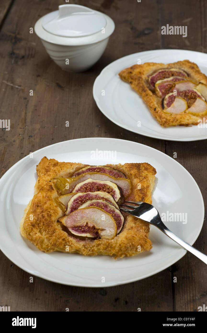 Pasta sfoglia tartlet con le pere e i fichi Foto Stock