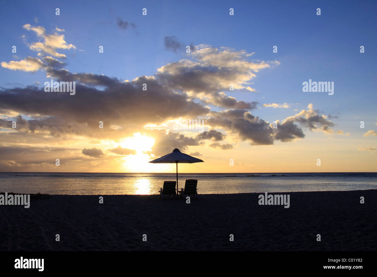Tramonto sulla spiaggia pubblica di Flic en Flac sulla costa occidentale di Mauritius, Africa Foto Stock
