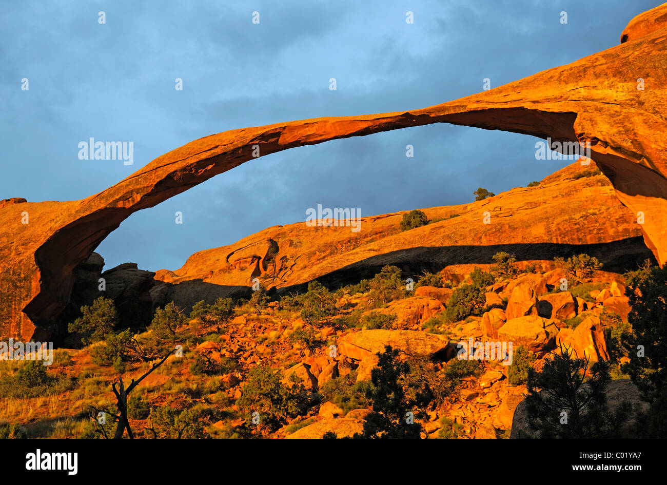 Landscape Arch rock formazione al mattino in un clima burrascoso, Arches National Park, Utah, Stati Uniti, America Foto Stock