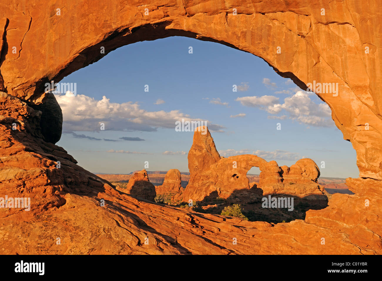 Guardando attraverso la finestra del Nord arco rock in mattinata sulla torretta Arch rock formazione, Arches National Park, Utah Foto Stock