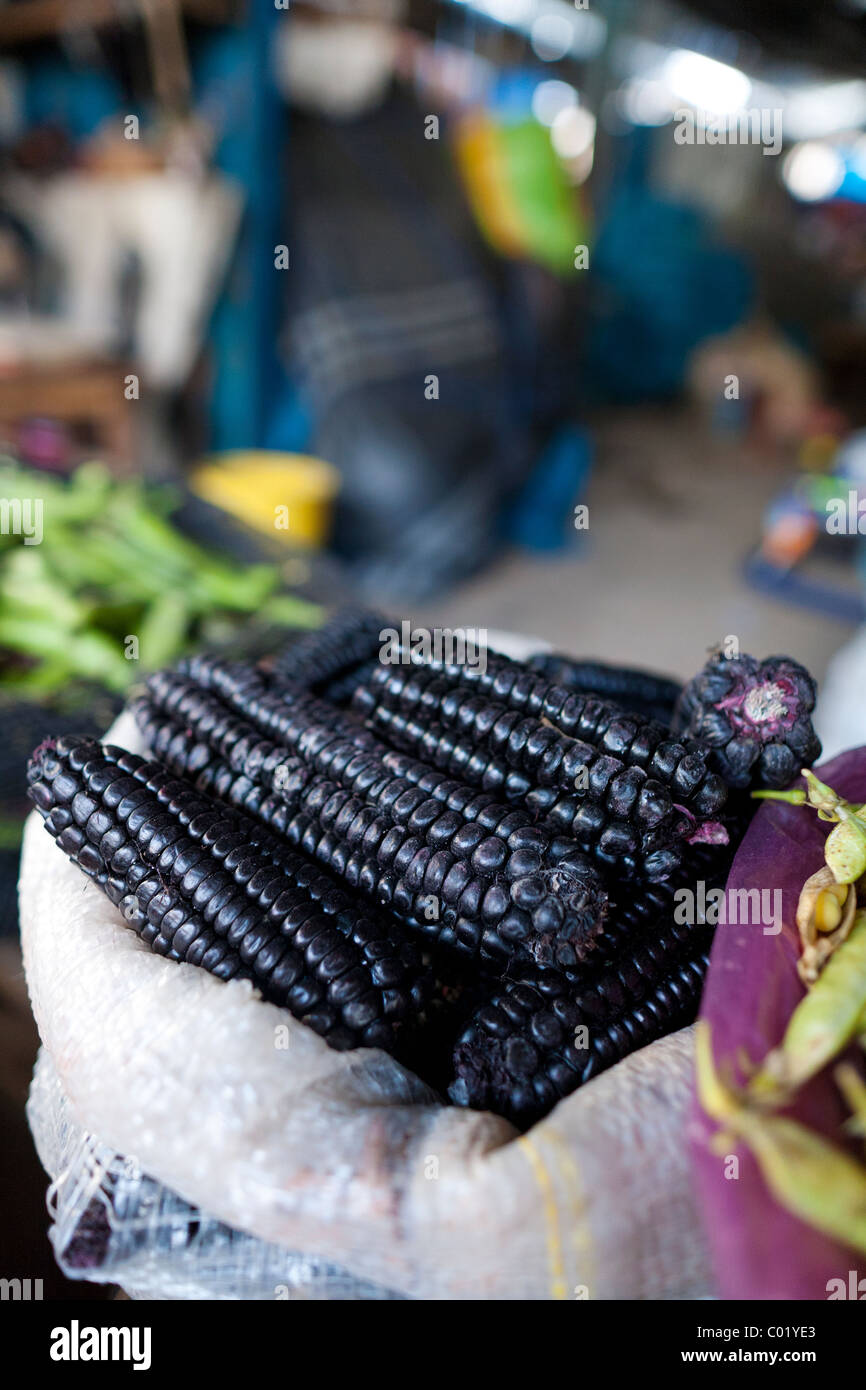 Viola il granturco utilizzato per rendere Chicha Morada, una bevanda tradizionale, sedersi in un sacco nel mercato di Ayacucho Foto Stock