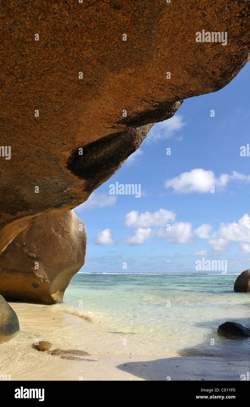 Visualizzare sotto forma di roccia di granito in oceano a Pointe Source d' Argent, La Digue, Seicelle Foto Stock