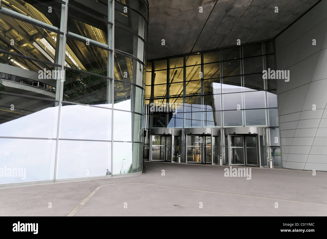 Area di ingresso, BMW Headquarters Building, Lipsia, Sassonia, Germania, Europa Foto Stock
