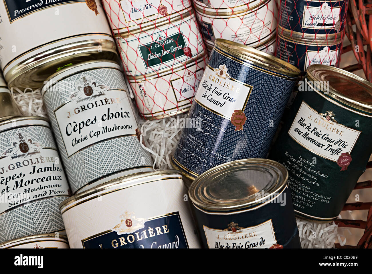 Le lattine di foie gras di funghi e pate in vendita nel negozio specialst Dordogne Francia francese Europe Foto Stock
