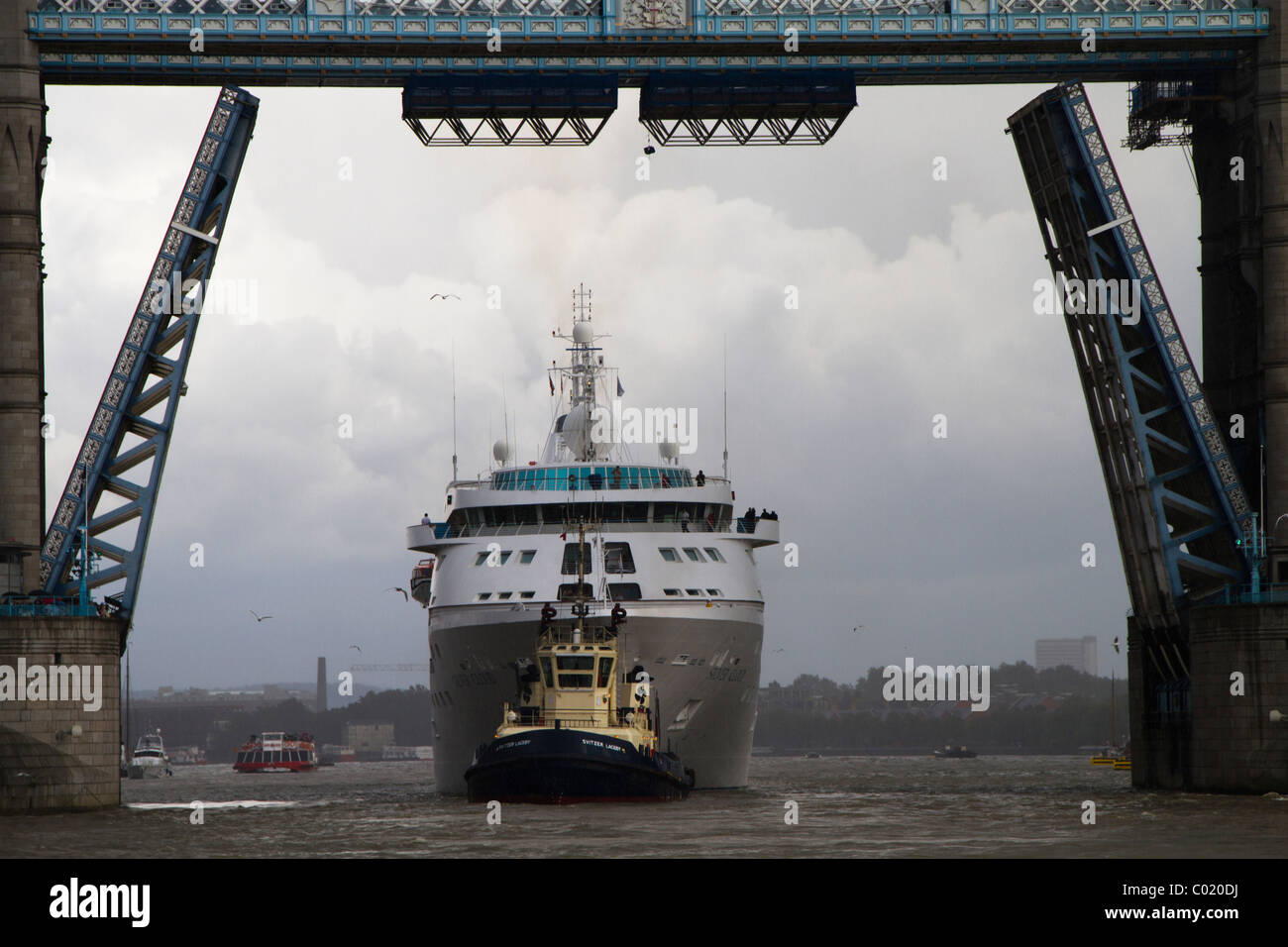 Crociera (Silver Cloud) trainato da un rimorchiatore attraverso il Tower bridge. Foto Stock