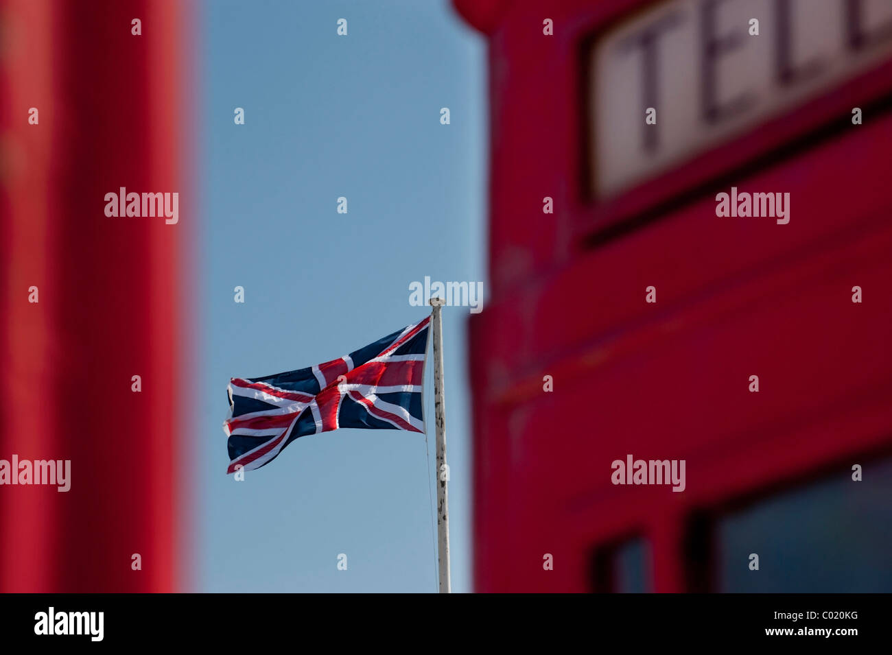 La Union Jack flag tra due inglese le cabine telefoniche Foto Stock