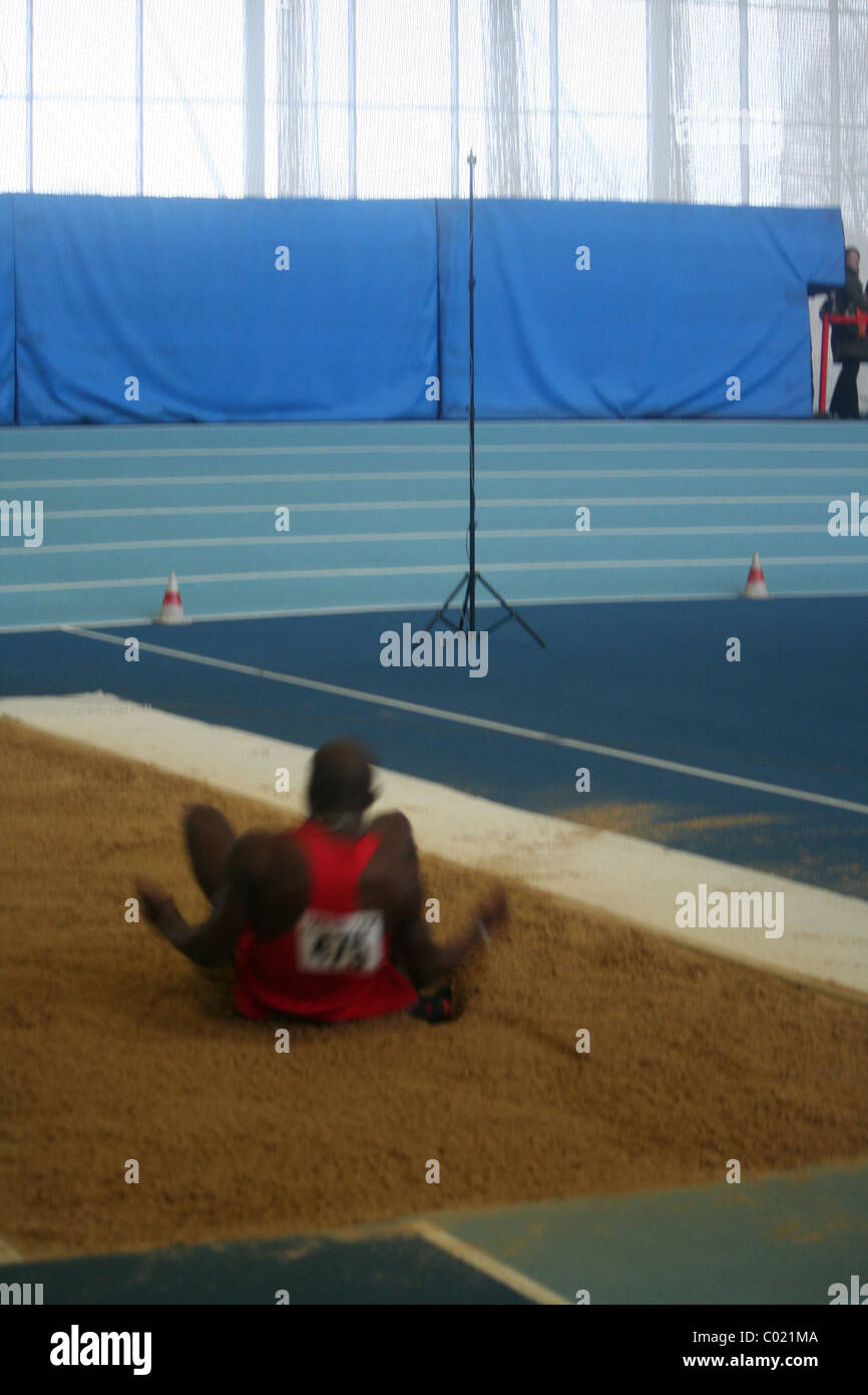 Julian Golley, lungo il ponticello, Newham ed Essex Beagles AC, Lee Valley pista atletica, Londra giochi al coperto. Foto Stock