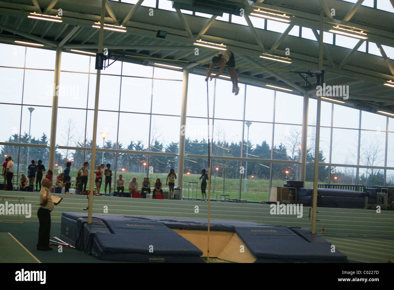Atleta più il salto in alto Bar a Lee Valley pista atletica, a Enfield, Londra. Foto Stock