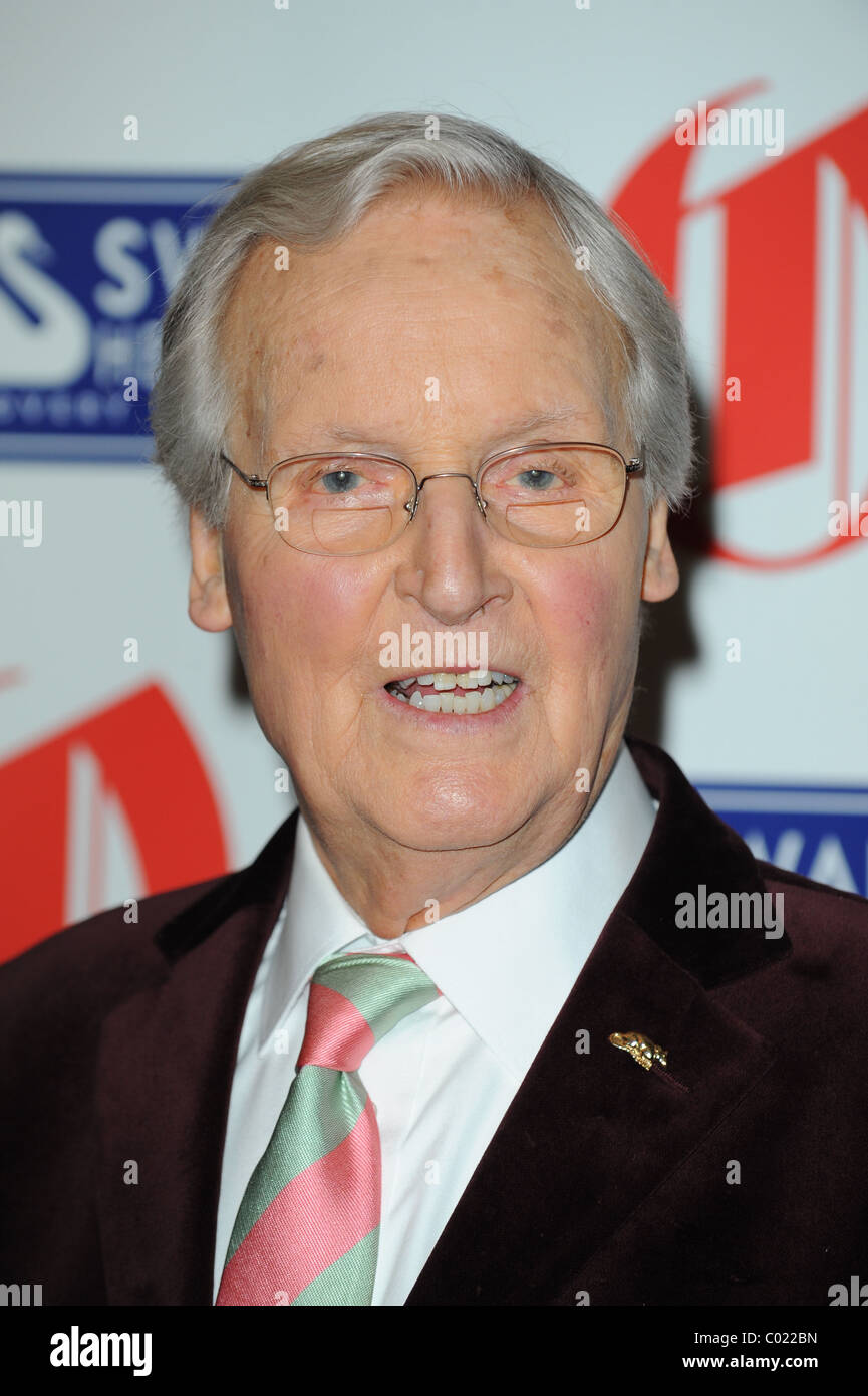 NICHOLAS PARSONS 2011 OLDIE OF THE YEAR AWARDS DI SIMPSON IN THE STRAND Londra Inghilterra 10 Febbraio 2011 Foto Stock