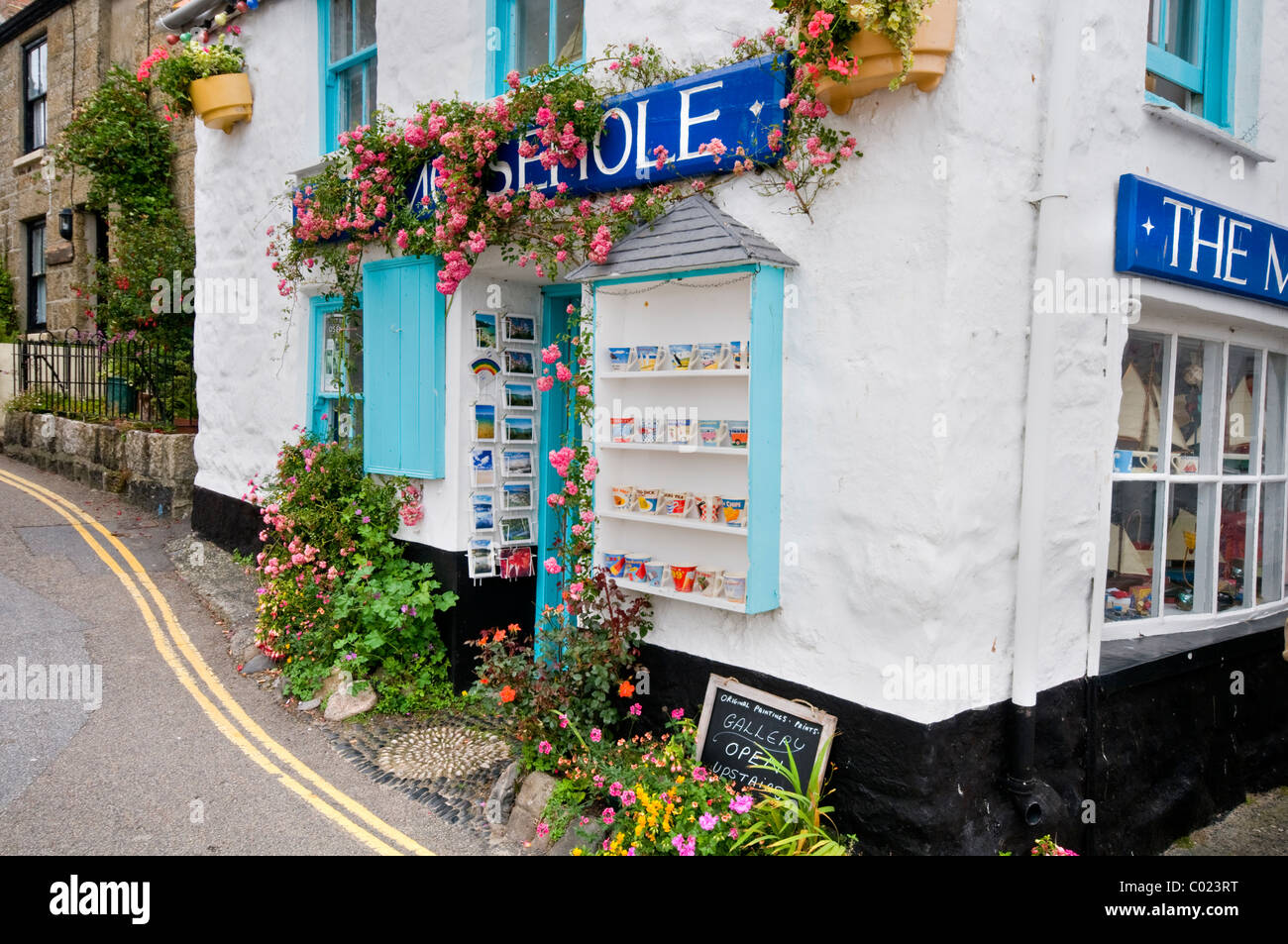 Un negozio di souvenir nel villaggio di pescatori di Mousehole in Cornovaglia, England, Regno Unito Foto Stock