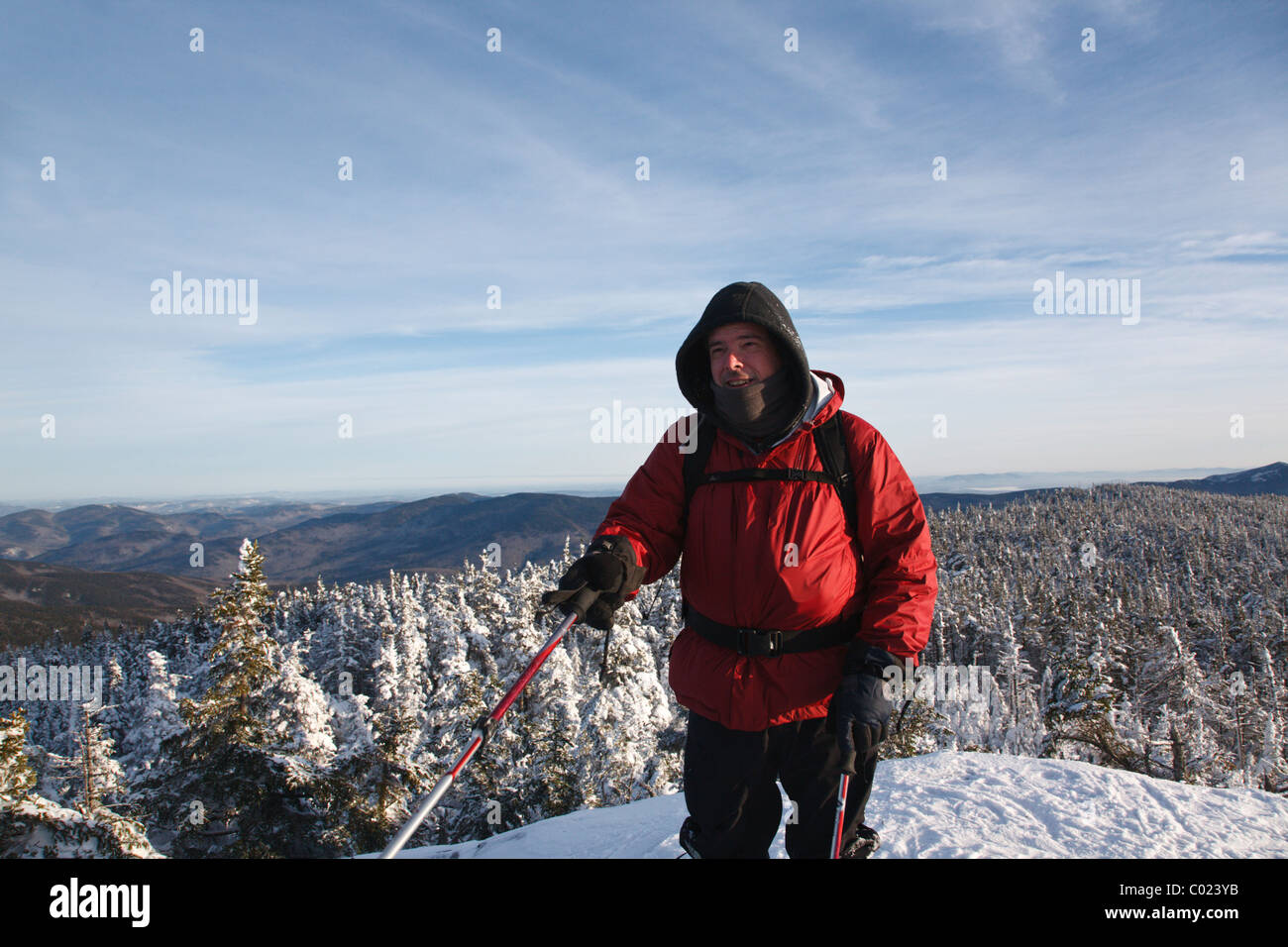 Appalachian Trail - Un inverno escursionista sorge sulla sommità del Monte Moriah durante i mesi invernali nelle White Mountains, NH Foto Stock