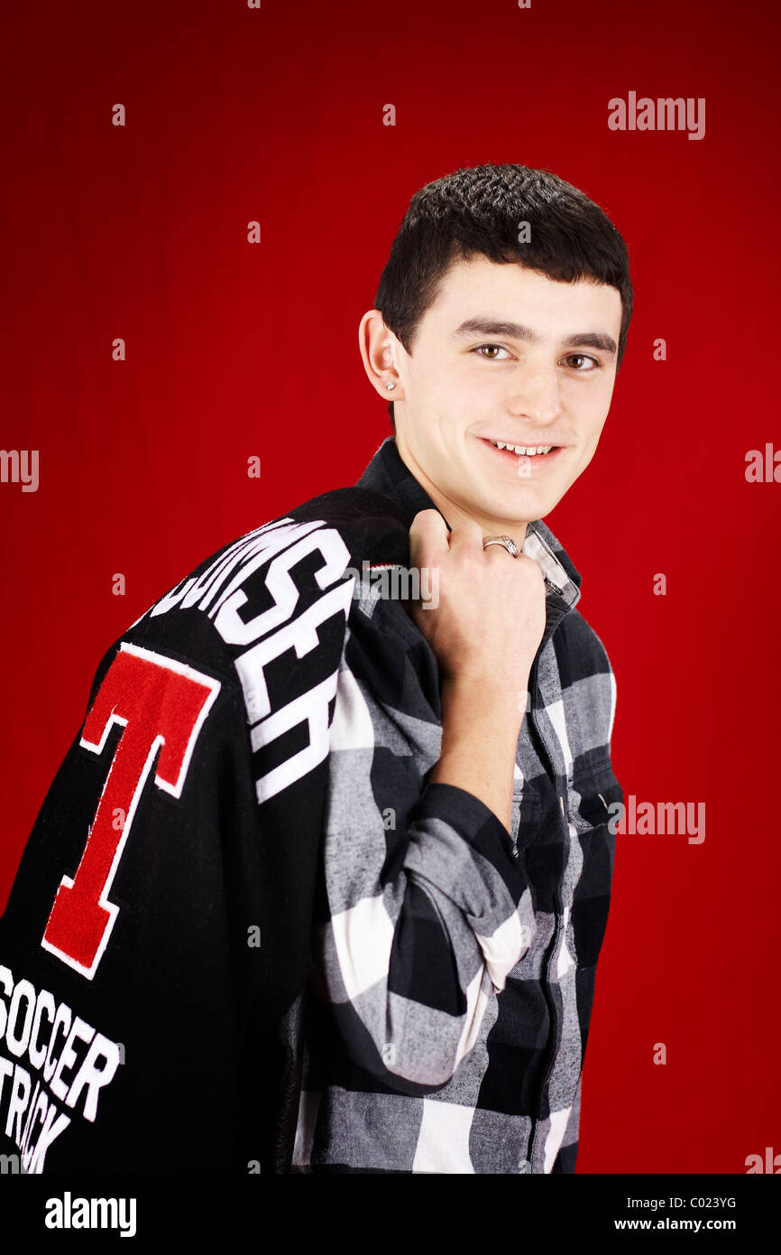 Un ragazzo adolescente con corti capelli scuri Foto Stock