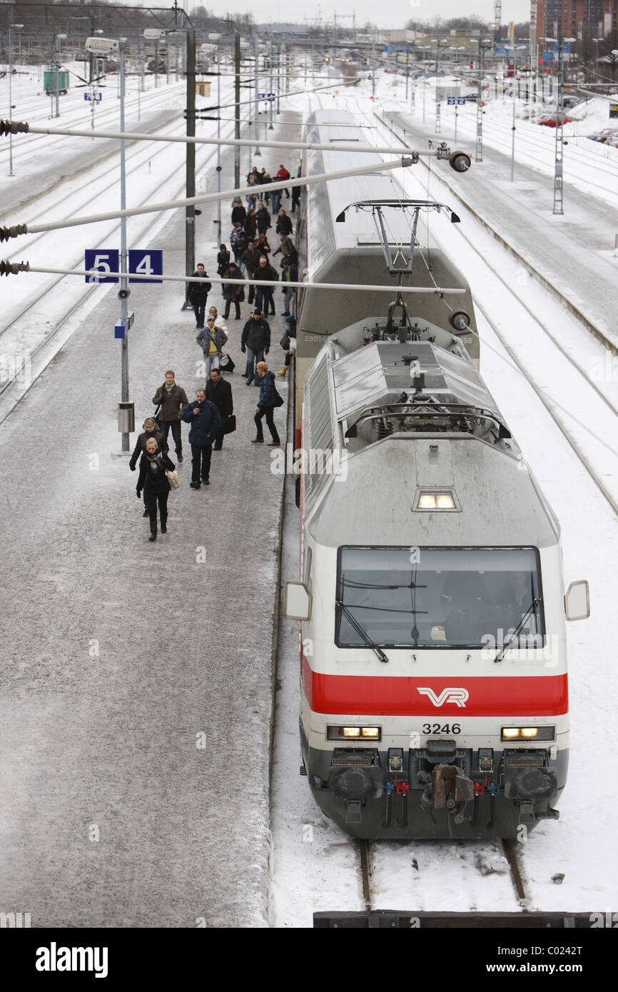 Finnland, Turku, 20110204, Einfahrender Peronenzug am Bahnhof in Turku © Gerhard Leber ha Foto Stock
