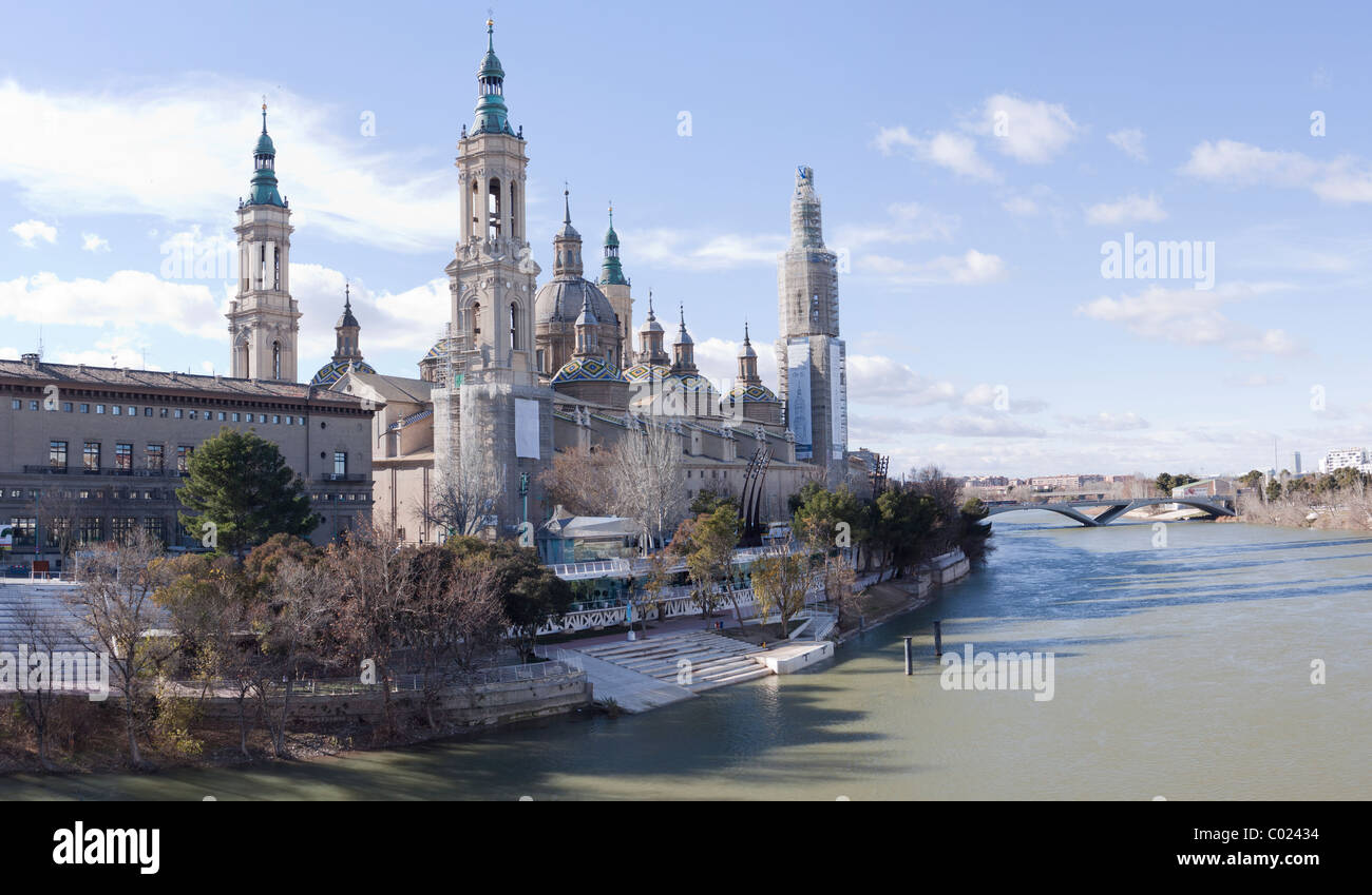 Ponte Romano e Basilica di "El Pilar" a Saragozza (Spagna) Foto Stock