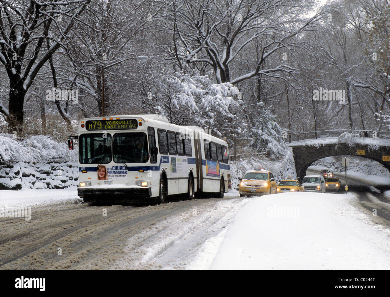New York City Manhattan Trasporti pubblici autobus Crossstown nel traffico in una tempesta di neve. Centrale Park trasversale. STATI UNITI Foto Stock