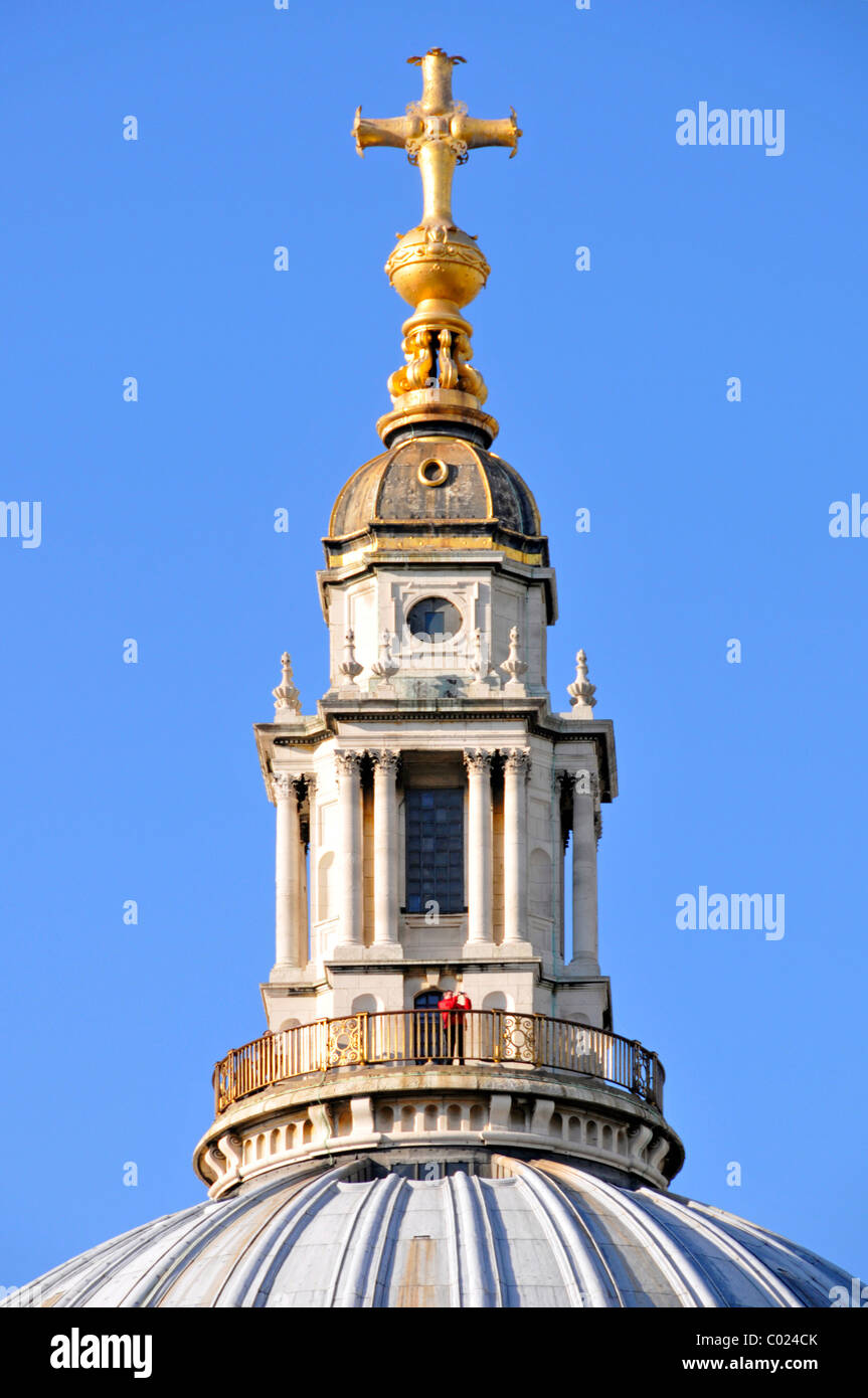 Le visite turistiche, le vedute da alta sopra la città di Londra piattaforma di visualizzazione galleria al top di Ludgate Hill St Pauls Cathedral simbolo di Londra Inghilterra REGNO UNITO Foto Stock