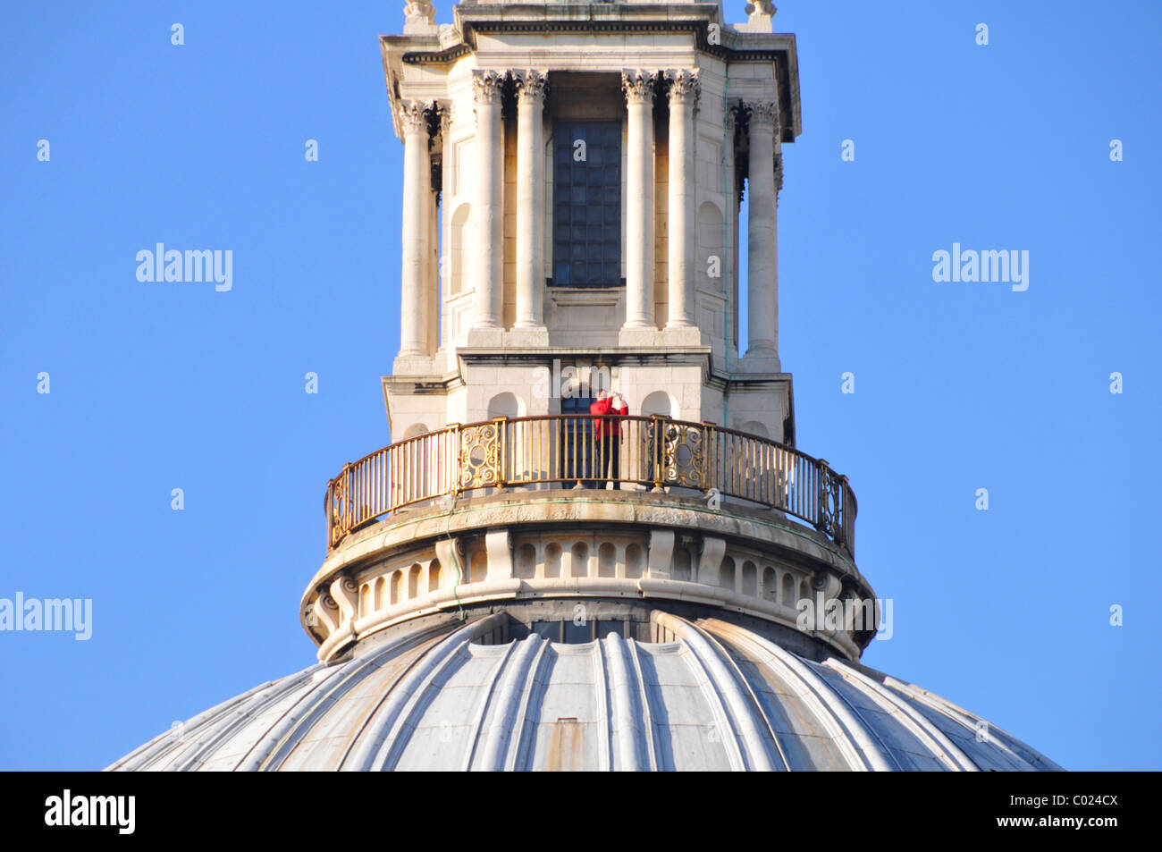Turisti viste turistiche da alta sopra la città di Londra sulla piattaforma di visualizzazione gallery sopra la cupola di Sir Christopher Wren St Pauls Cathedral England Regno Unito Foto Stock