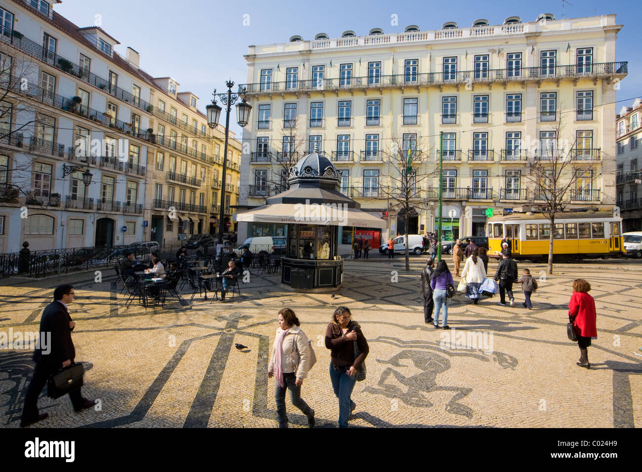 Praça Luis de Camoes è un chiosco ristoro e di una fermata del tram, Chiado, Lisbona, Portogallo Foto Stock