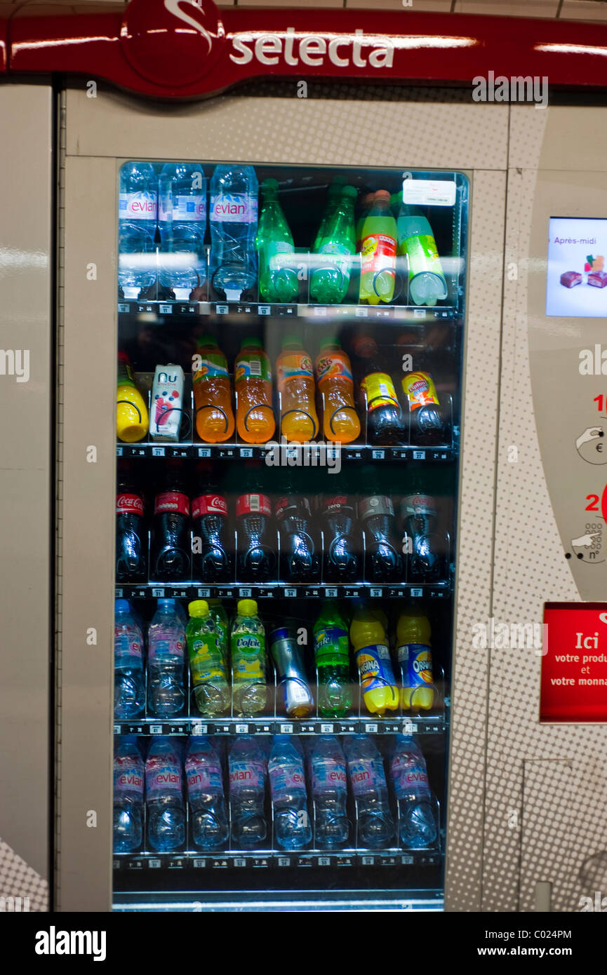 Parigi, Francia, primo piano, negozi, distributori automatici di bibite e cibo spazzatura, all'interno, stazione della metropolitana, distributori di acqua in bottiglia Evian Nestlé Waters Foto Stock