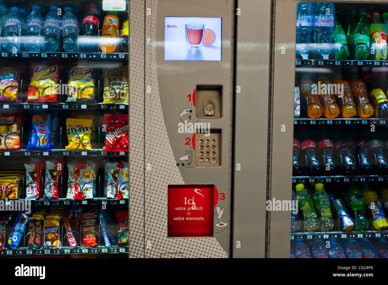 Parigi, Francia, dettaglio, fronte, Shopping, Distributore automatico di cibo spazzatura e bevande analcoliche, interno, Metro, cibo confezionato francia, distribuzione dell'acqua Foto Stock