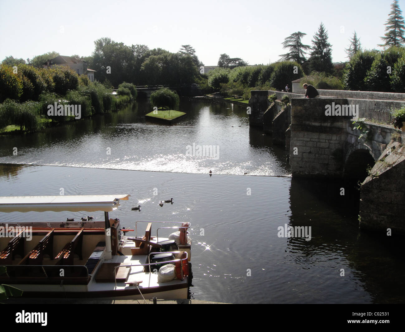 Ponte sul fiume Dronne a Brantôme Francia Foto Stock