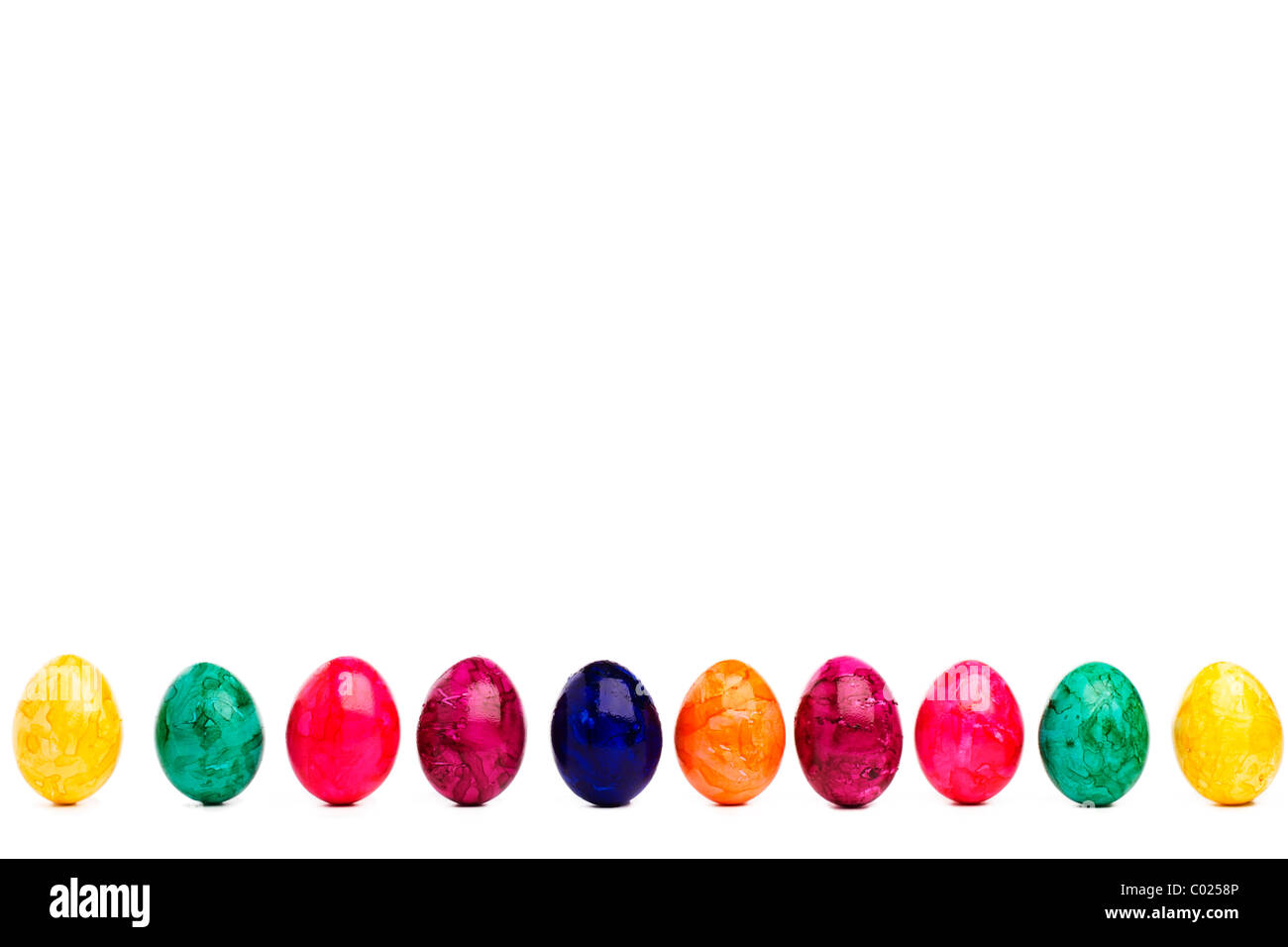Lunga fila colorata delle uova di pasqua su sfondo bianco Foto Stock