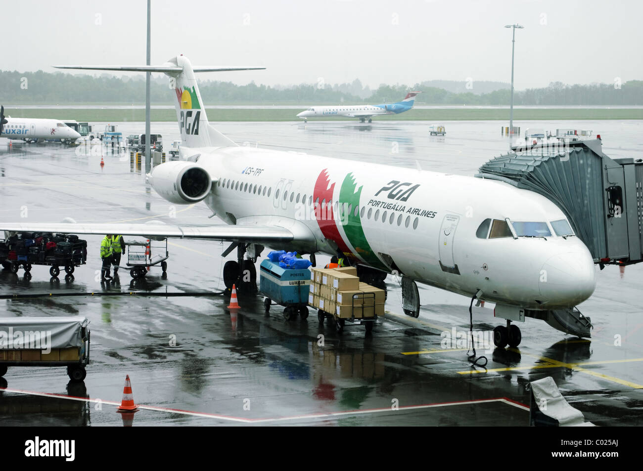 Portugalia Fokker 100 aereo di linea essendo predisposta per il volo all'Aeroporto di Lussemburgo Foto Stock