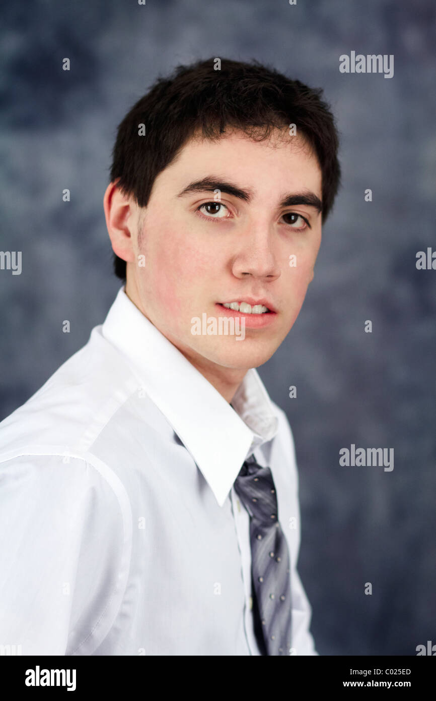 Un ragazzo adolescente high school senior Foto Stock