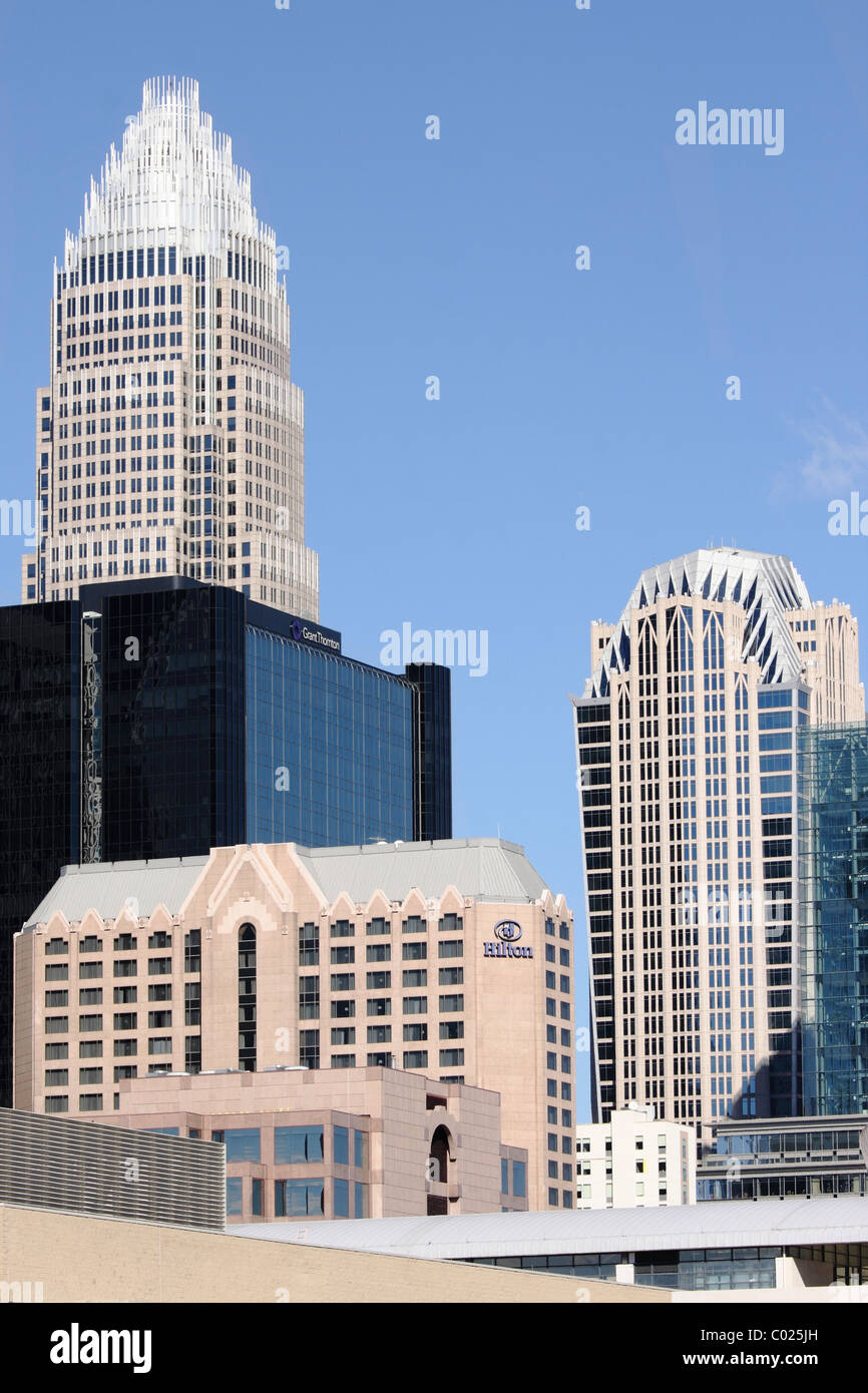 Bank of America la sede aziendale (incoronato con aste in alluminio), e Hearst Tower; Charlotte, North Carolina, STATI UNITI D'AMERICA Foto Stock