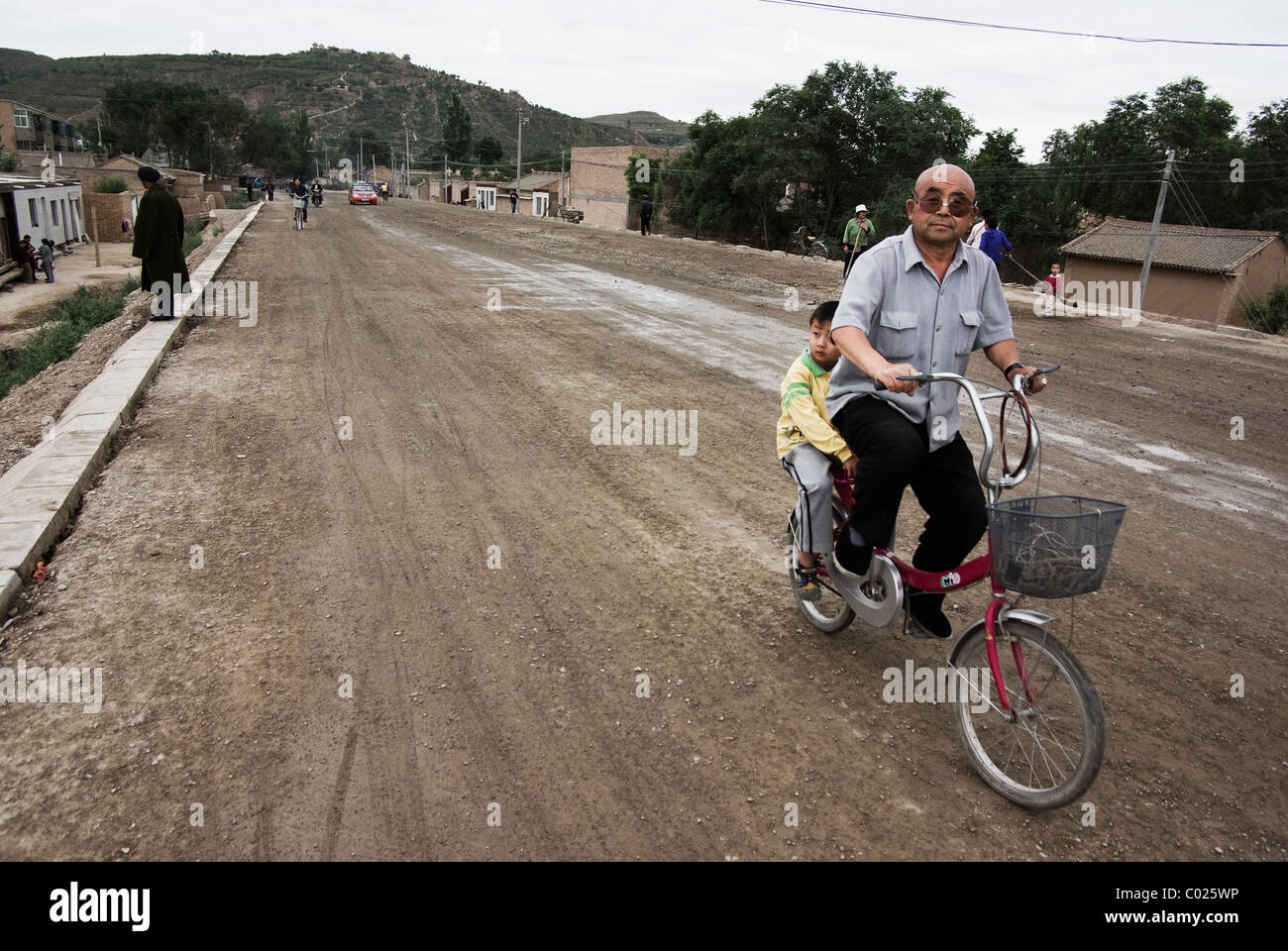 Uomo con bambino sulla bicicletta,guyuan,ningxia,Cina Foto Stock