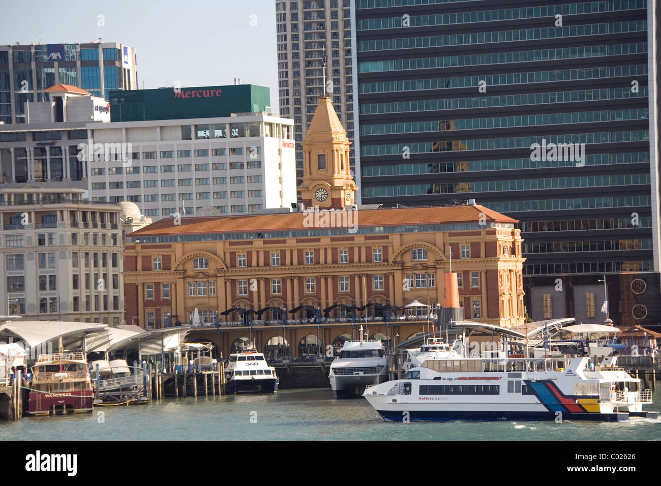 Traghetti e crociere del porto provengono dalla vecchia 1912 Edwardian in stile barocco edificio traghetto sul porto di Auckland Nuova Zelanda Foto Stock