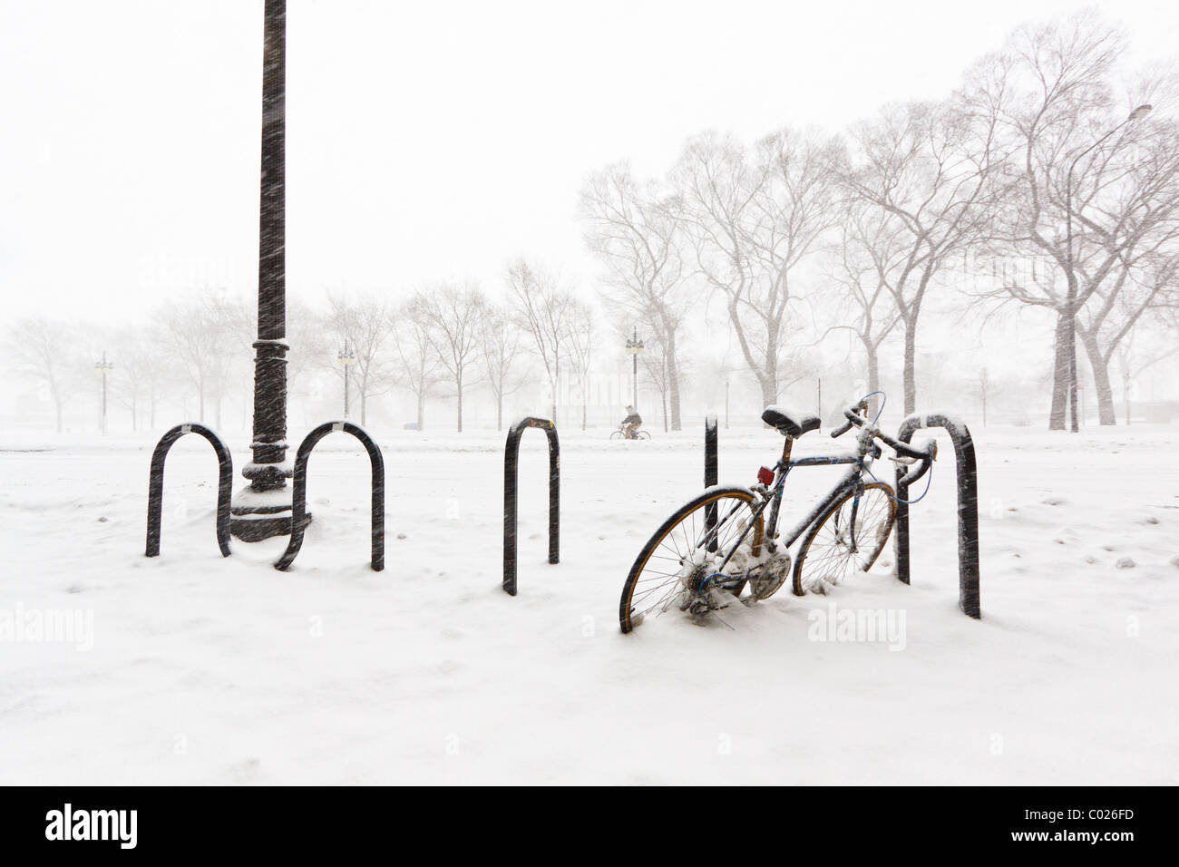 Bicicletta coperta di neve su un rastrelliera per biciclette su Michigan Avenue durante la bufera di neve di Chicago del 2011. Foto Stock