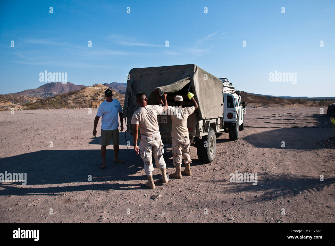 I soldati di ispezionare un rimorchio a pistola militare e farmaco checkpoint, Baja California, Messico Foto Stock